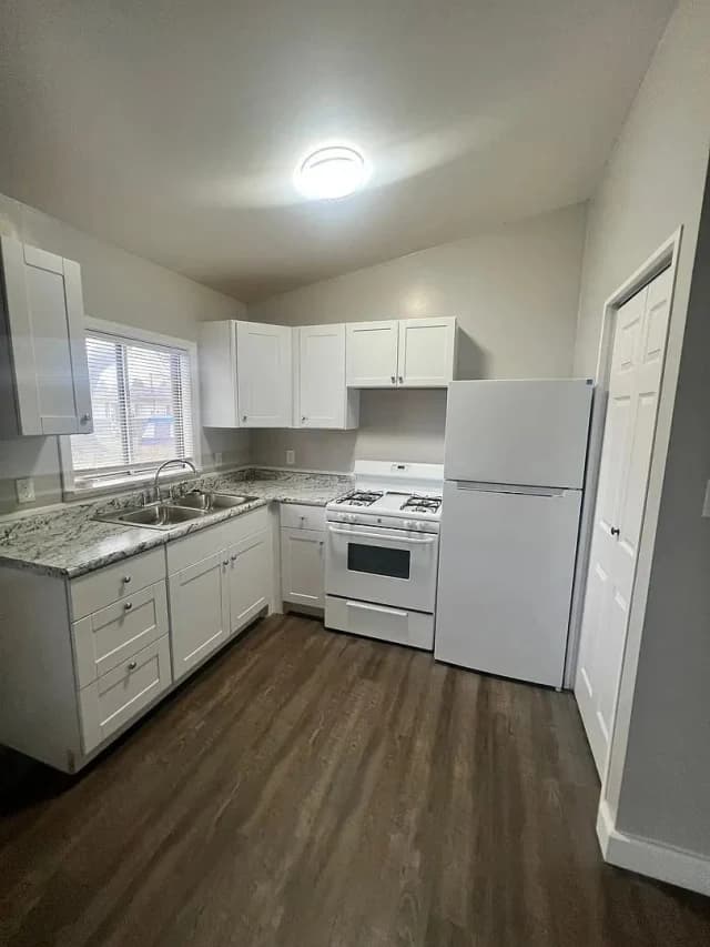 Beautiful 1BR/1BA Apartment for Rent at Akron