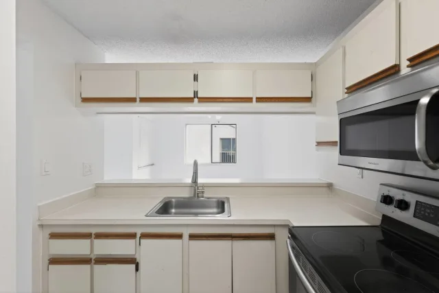 HUGE KENDALL CONDO. SECTION 8 Voucher Accepted BY OWNER