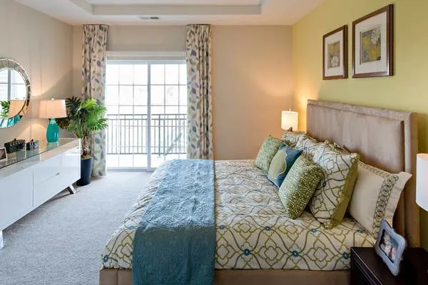 Spacious living with beautiful views of the Philly Skyline (Cherry Hill)