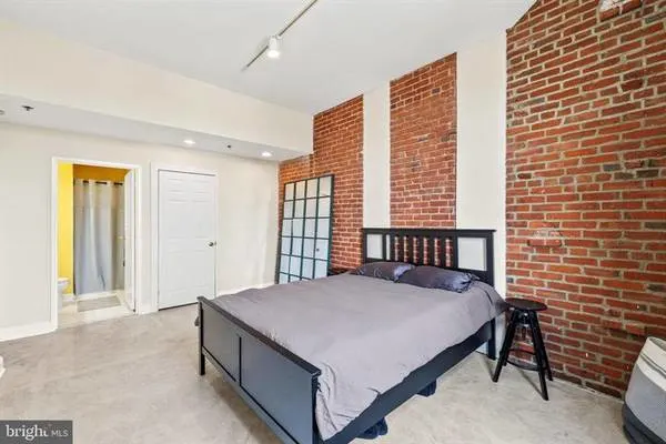 Condo with Skyline Views at Bridgeview Place (OLD CITY)